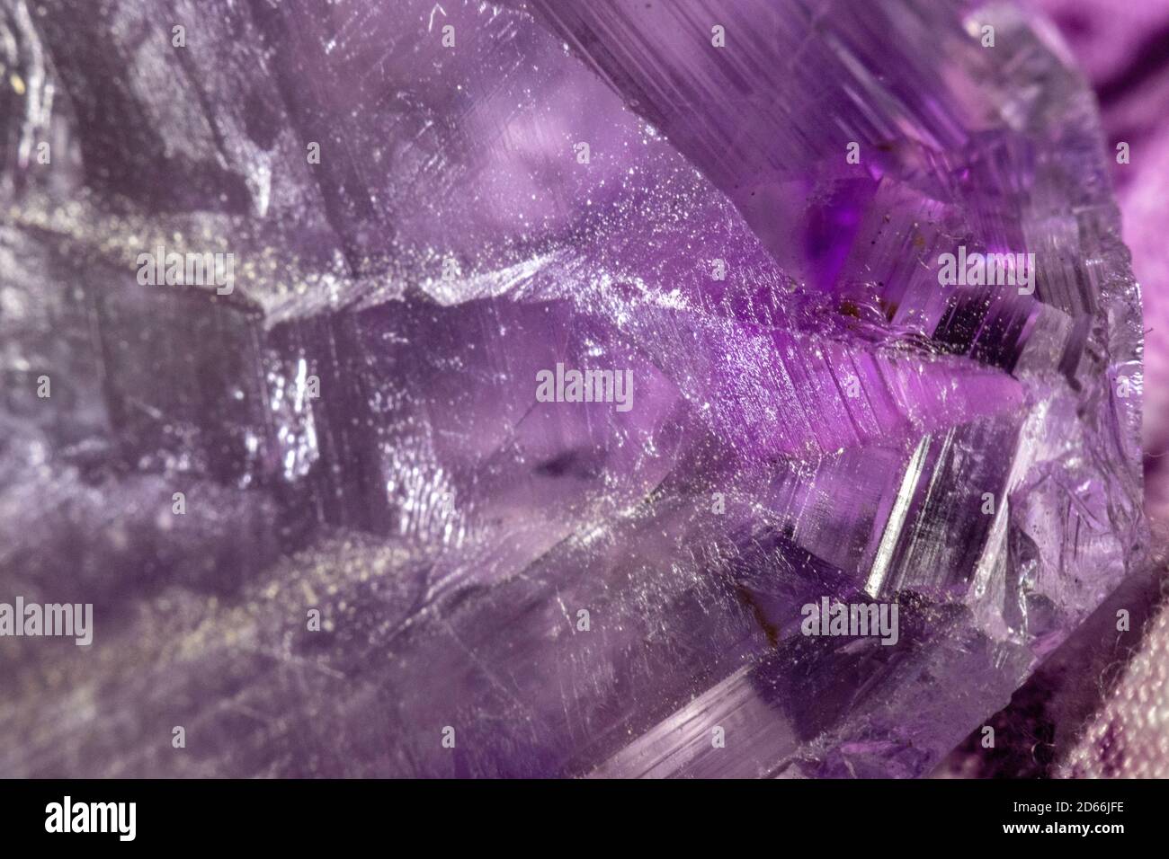 Primer plano de un cristal amatista crudo bajo las luces - perfecto para  fondos de pantalla Fotografía de stock - Alamy