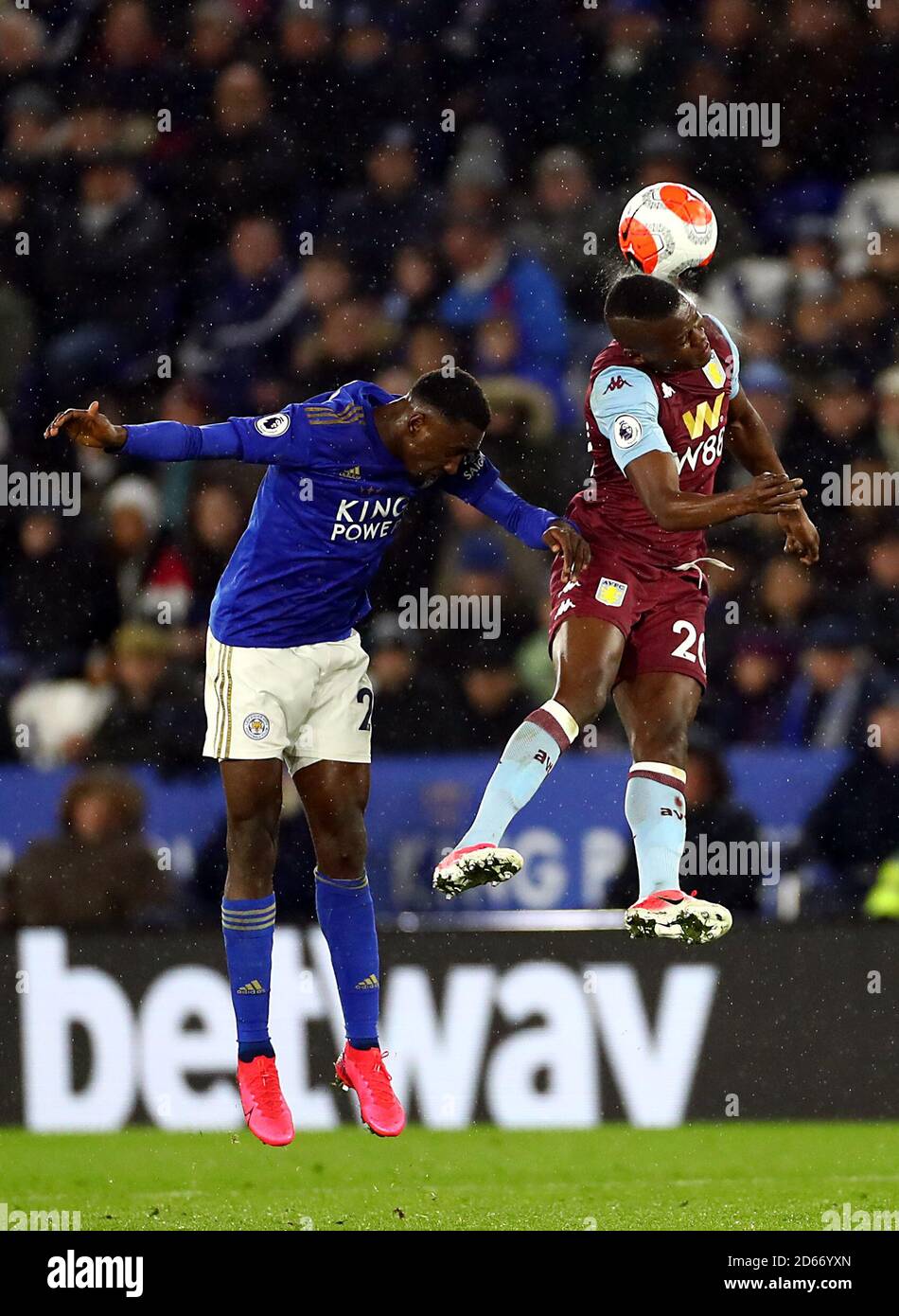 Aston Villa's Mbwana Samatta (derecha) y la batalla de Leicester City ...