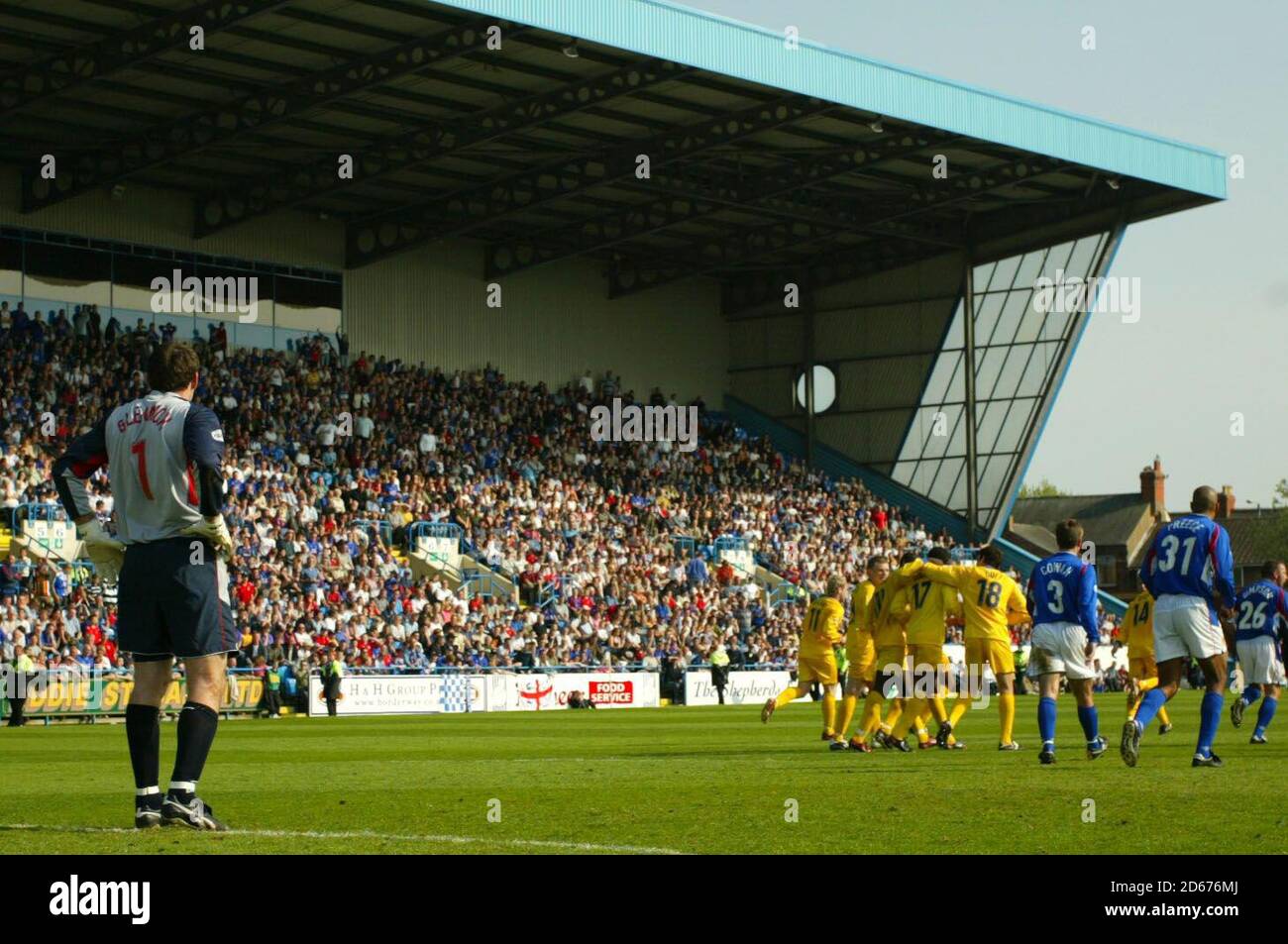 Los jugadores de Cheltenham Town celebran el gol igualador contra Carlisle United (El portero Matthew Glennon (l) está abatido) Foto de stock