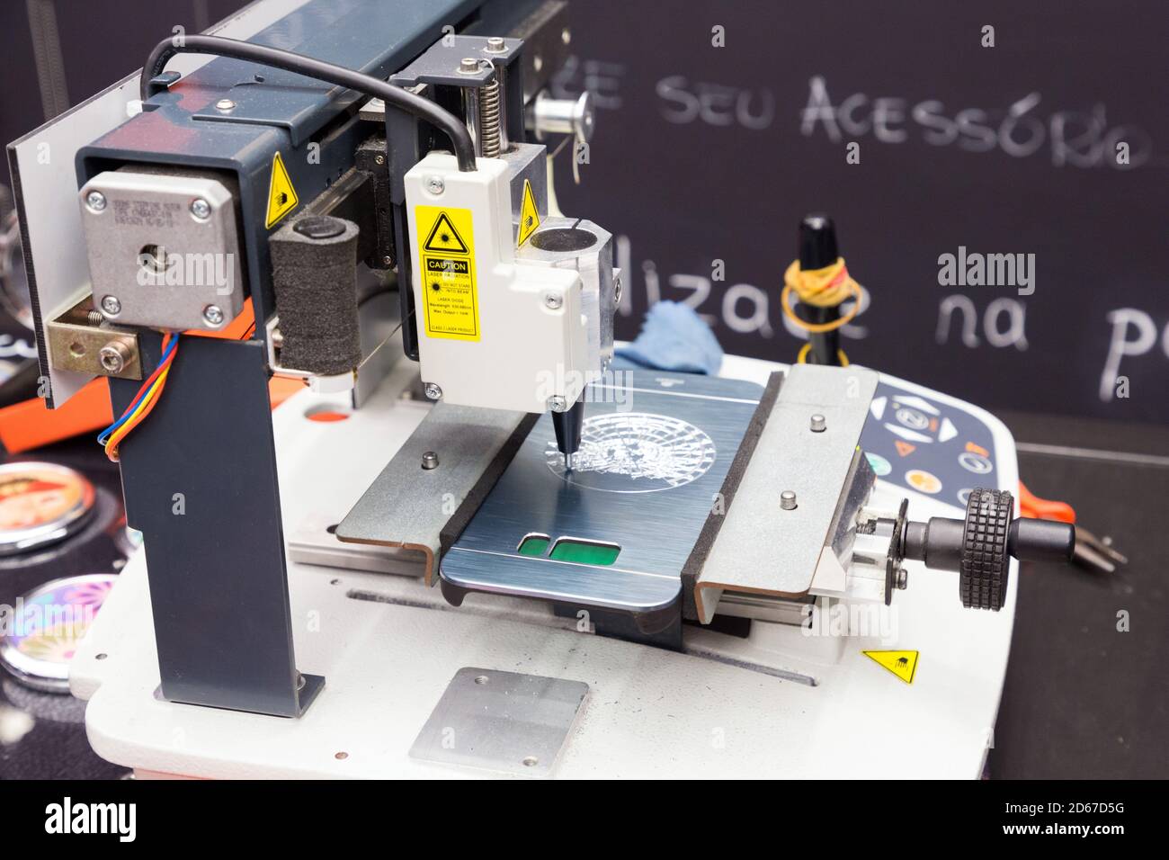 Máquina compacta de grabado CNC que hace el diseño en la caja del teléfono móvil Foto de stock