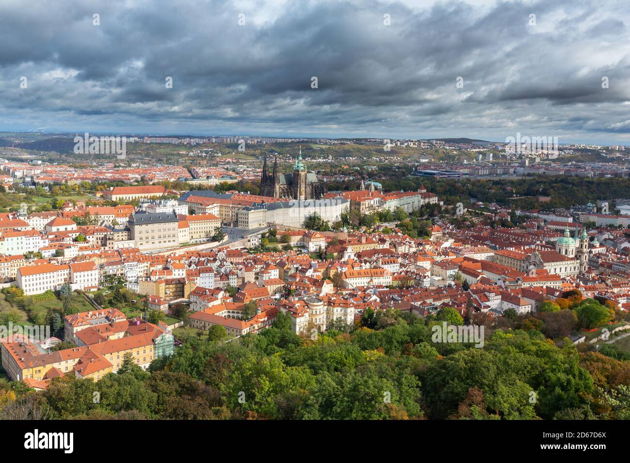 Vista de Praga desde los Jardines de Petřín, República Checa Foto de stock