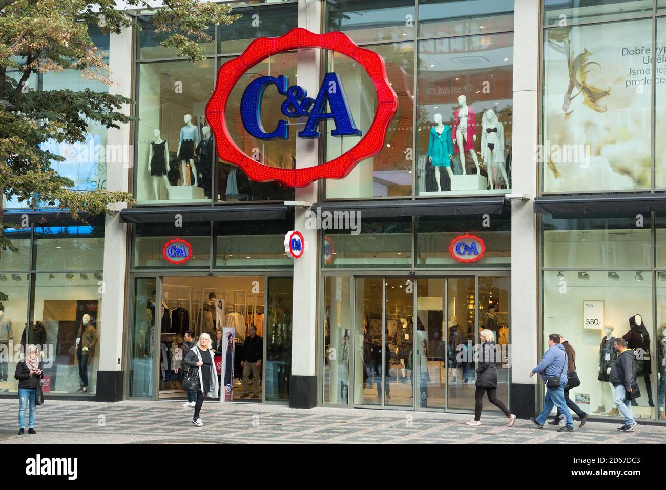 C&A tienda de ropa en Praga Foto de stock