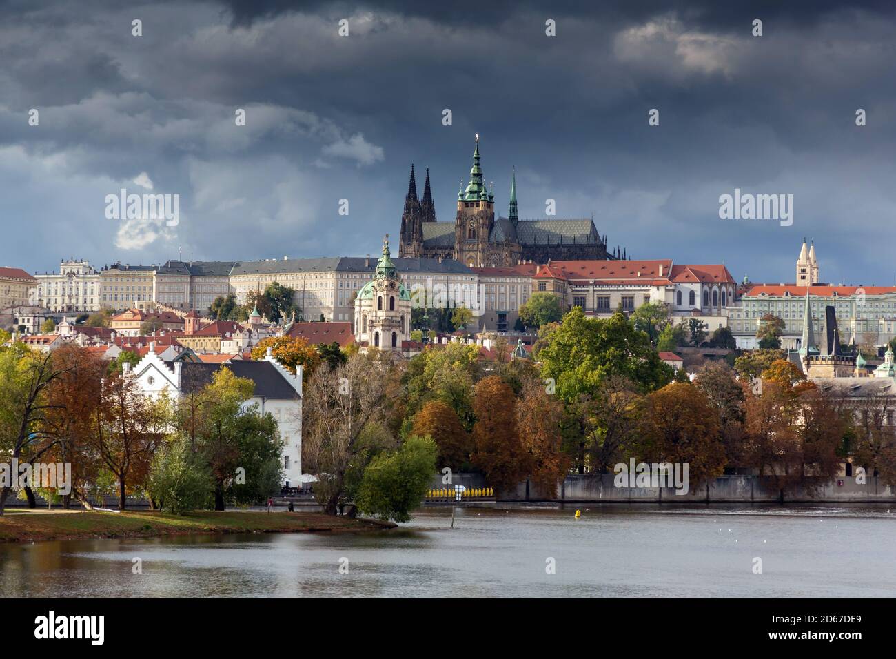 Castillo de Praga visto desde el río Vltava, en la República Checa. La Catedral de San Vito es visible en el centro superior Foto de stock