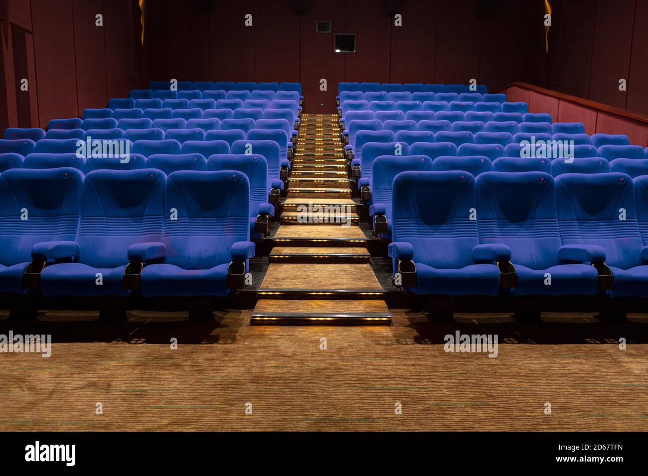 Asiento de cine azul vacío en el cine Foto de stock