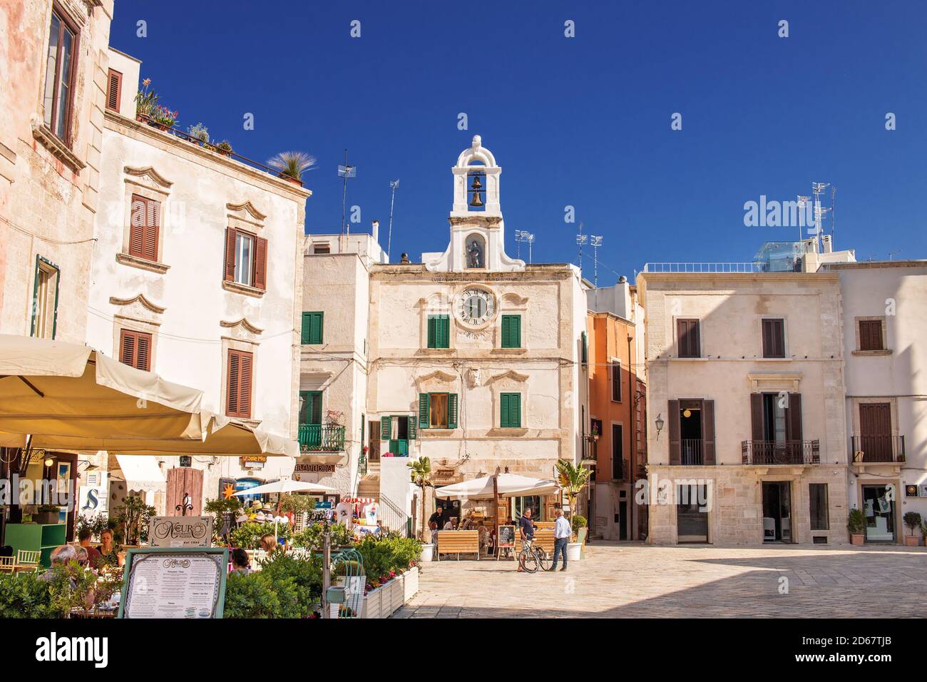 Polignano a Mare, Puglia, Italia - 05/26/2018 - la torre del reloj de referencia en el centro de la plaza principal del casco antiguo Foto de stock