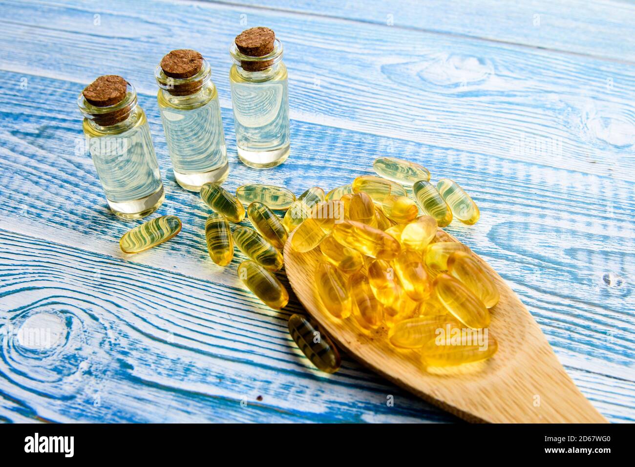 Cápsulas de aceite de pescado sobre fondo azul - omega 3 vitaminas y  concepto de salud Fotografía de stock - Alamy