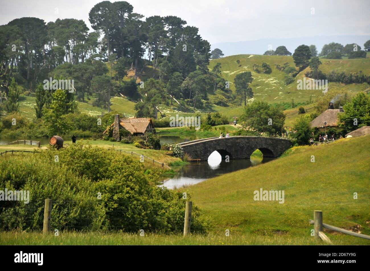 Hobbiton movie set, Isla del Norte, Nueva Zelanda Foto de stock