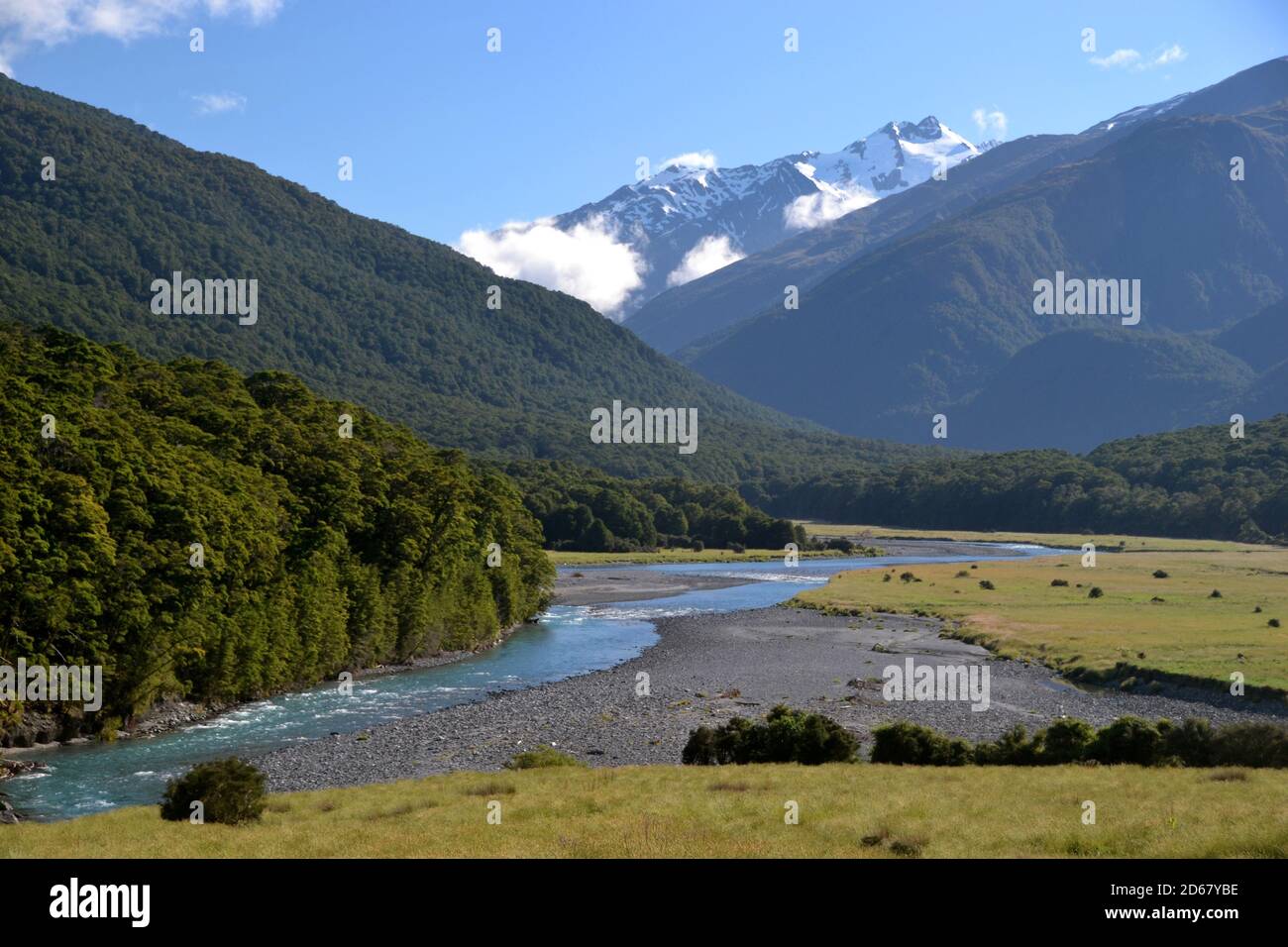 Un río cruza el paisaje de la Isla del Sur, Nueva Zelanda Foto de stock