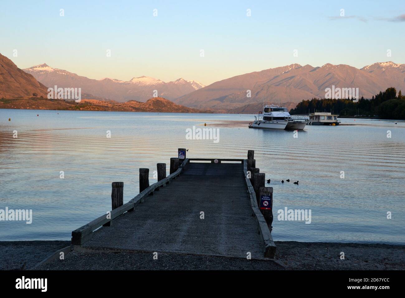El lago Wanaka Boat Harbor al amanecer, Wanaka, Isla del Sur, Nueva Zelanda Foto de stock