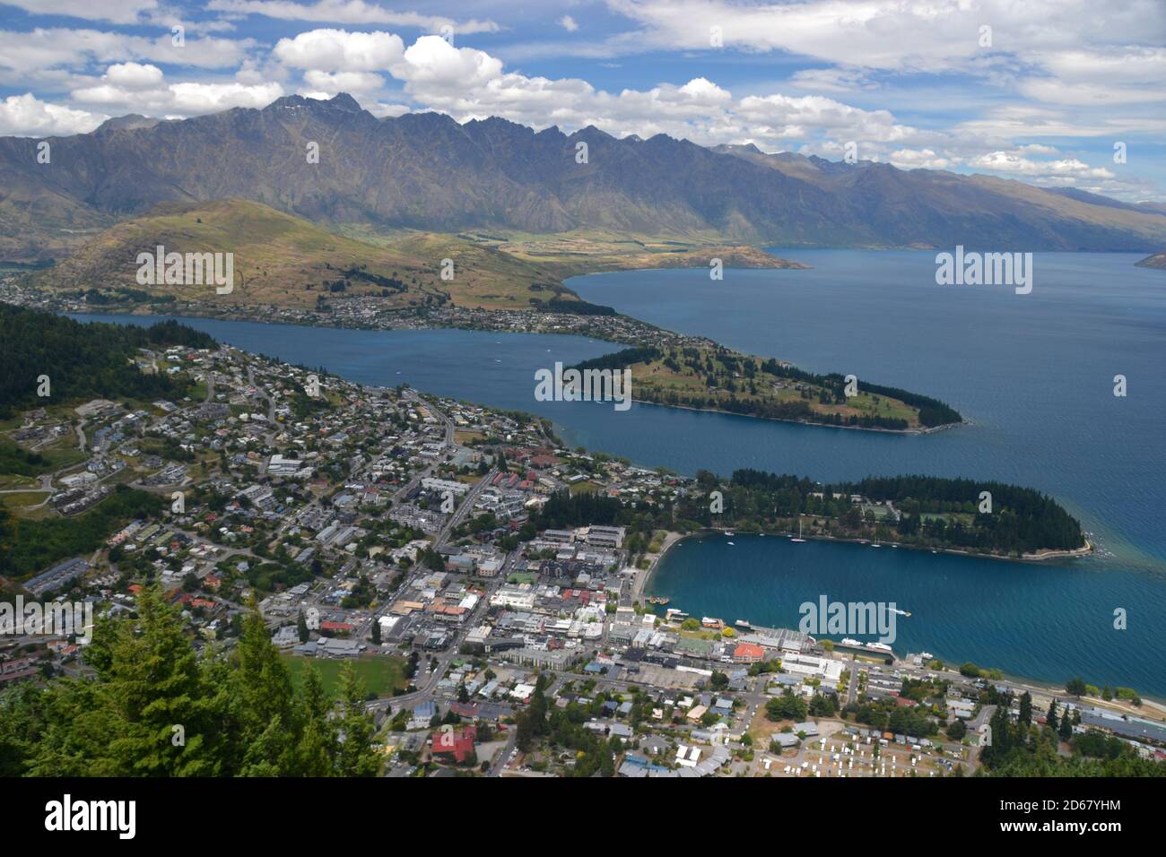Vista panorámica del lago Wakatipu y Queenstown, Isla del Sur, Nueva Zelanda Foto de stock