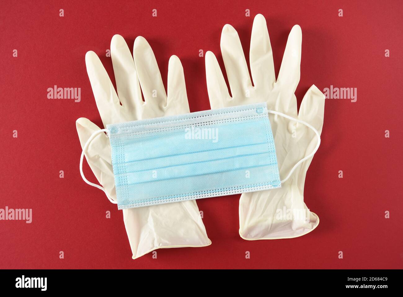 mascarilla médica y guantes de látex Foto de stock