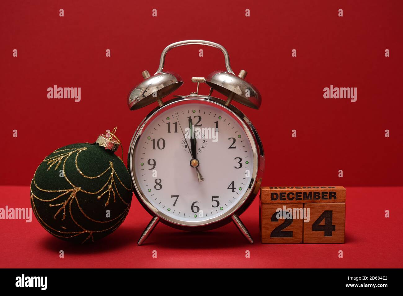 Reloj despertador de Nochebuena y bloques de calendario Foto de stock