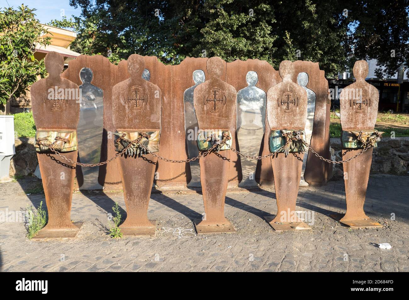 Monumento antifascista 'Tutti potenziali bersagli' (todos los posibles objetivos) dedicado a las víctimas del nazismo y el racismo en piazzale Ostiense - Roma, Italia Foto de stock