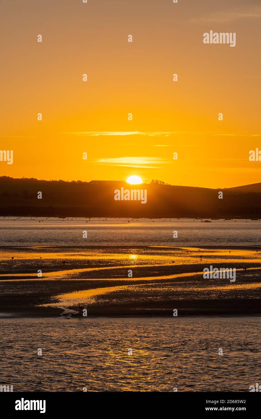 Padstow, Cornwall, Reino Unido. 15 de octubre de 2020. El tiempo en el Reino Unido. Claro y frío comenzar el día en Cornualles del Norte a medida que el sol se eleva sobre el estuario de camellos. Crédito Simon Maycock / Alamy Live News. Foto de stock