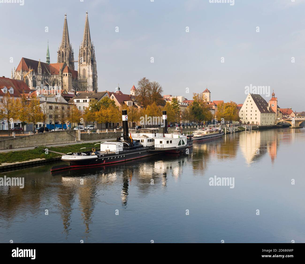 Regensburg en Baviera, el casco antiguo está catalogado como Patrimonio de la Humanidad de la UNESCO. El Museo del Transporte Marítimo del Danubio, el casco antiguo en el fondo. Europa, Central E Foto de stock