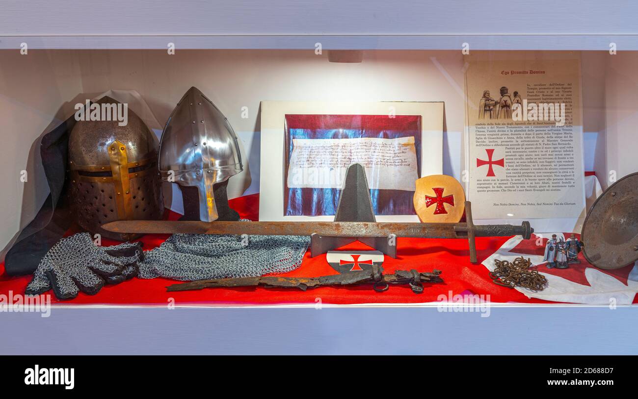 Museo Templario de Viterbo, armamento Templario y armadura. Foto de stock