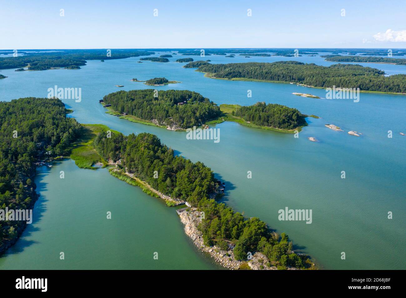 Vista aérea de la región del suroeste de Finlandia, donde hay miles de islas, en el cruce del Golfo de Finlandia y el Golfo de Botnia. R Foto de stock