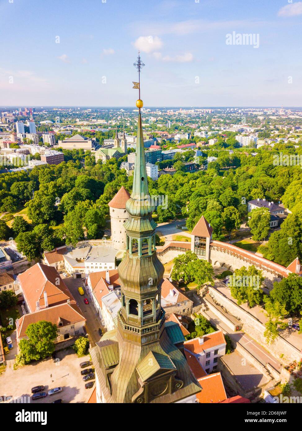 Increíble horizonte aéreo de la Plaza del Ayuntamiento de Tallin con la Plaza del mercado Viejo, Estonia Foto de stock