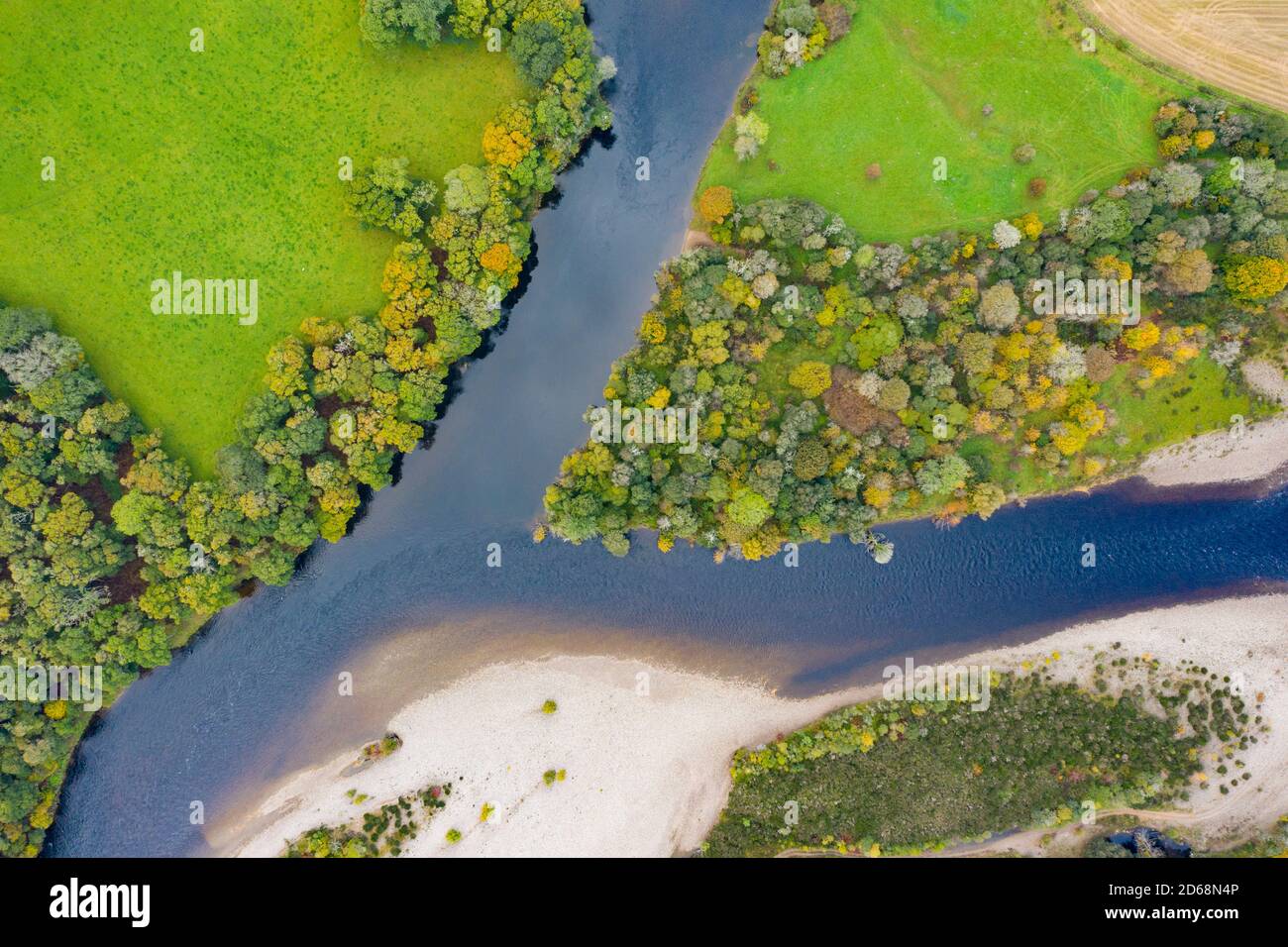 Vista de otoño de la confluencia del río Tay y el río Tummel en Ballinluig. El río Tay (arriba) y el río Tummel son dos de los ríos ScotlandÕs salmón más importantes. Foto de stock