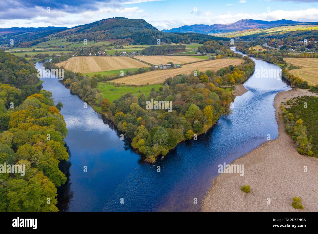 Vista de otoño de la confluencia del río Tay y el río Tummel en Ballinluig. El río Tay (arriba) y el río Tummel son dos de los ríos ScotlandÕs salmón más importantes. Foto de stock