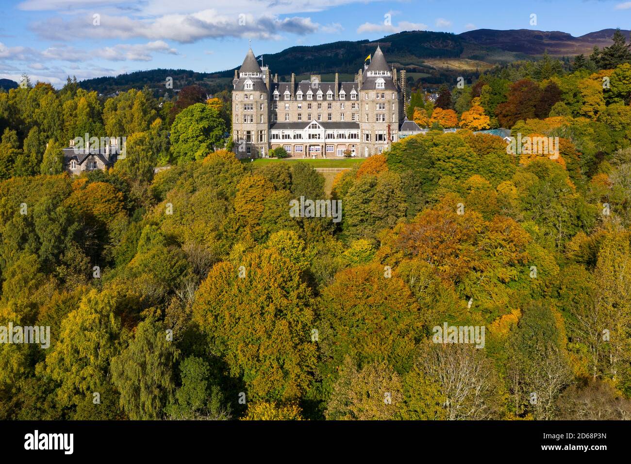 Vista aérea durante el otoño del Museo del Palacio de Atholl y la ciudad de Pitlochry en Perthshire, Escocia, Reino Unido Foto de stock