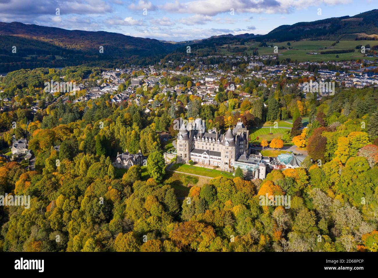 Vista aérea durante el otoño del Museo del Palacio de Atholl y la ciudad de Pitlochry en Perthshire, Escocia, Reino Unido Foto de stock