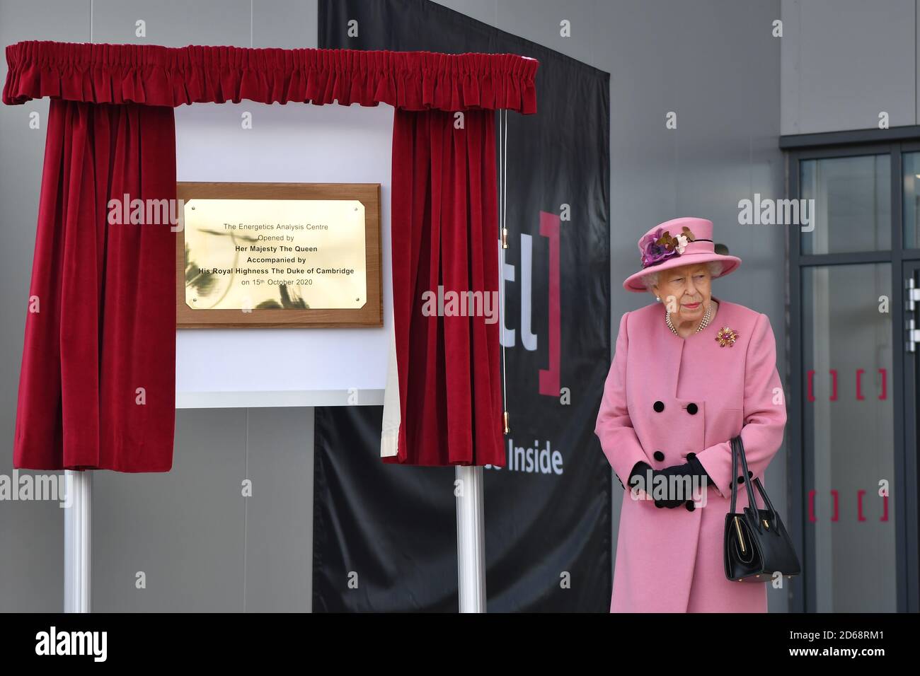 La Reina Isabel II desvela una placa para abrir oficialmente el nuevo Centro de Análisis de Energética en el Laboratorio de Ciencia y Tecnología de Defensa (DSTL) en Porton Down, Wiltshire. Foto de stock