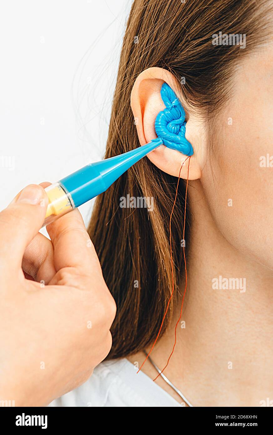 Tapones para los moldeados personalmente. Proceso de hacer tapón para los oídos a partir de la del oído de la mujer de un individuo. Audiología. Parte del juego Fotografía de