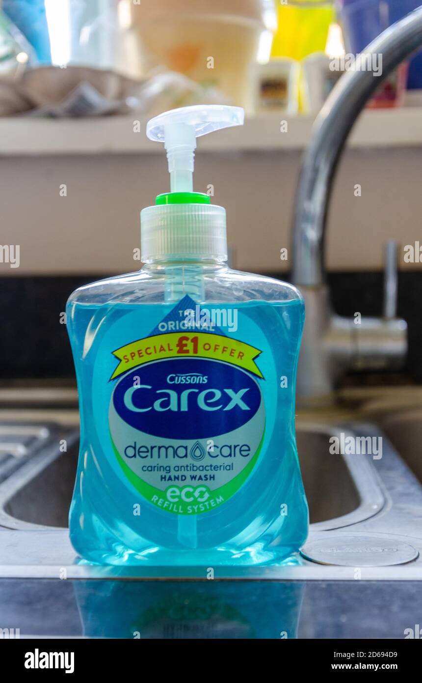 Una botella de jabón líquido de lavado de manos antibacteriano Cussons  Carex en el fregadero de la cocina Fotografía de stock - Alamy