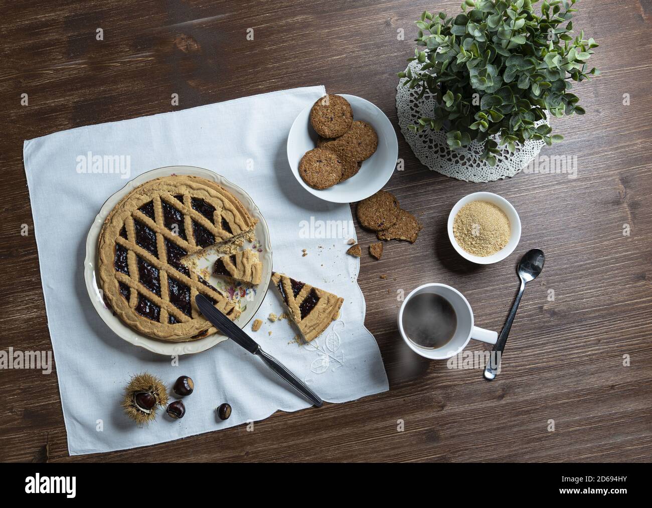 el juego de mesa para el desayuno sobre una mesa de madera en otoño Foto de stock