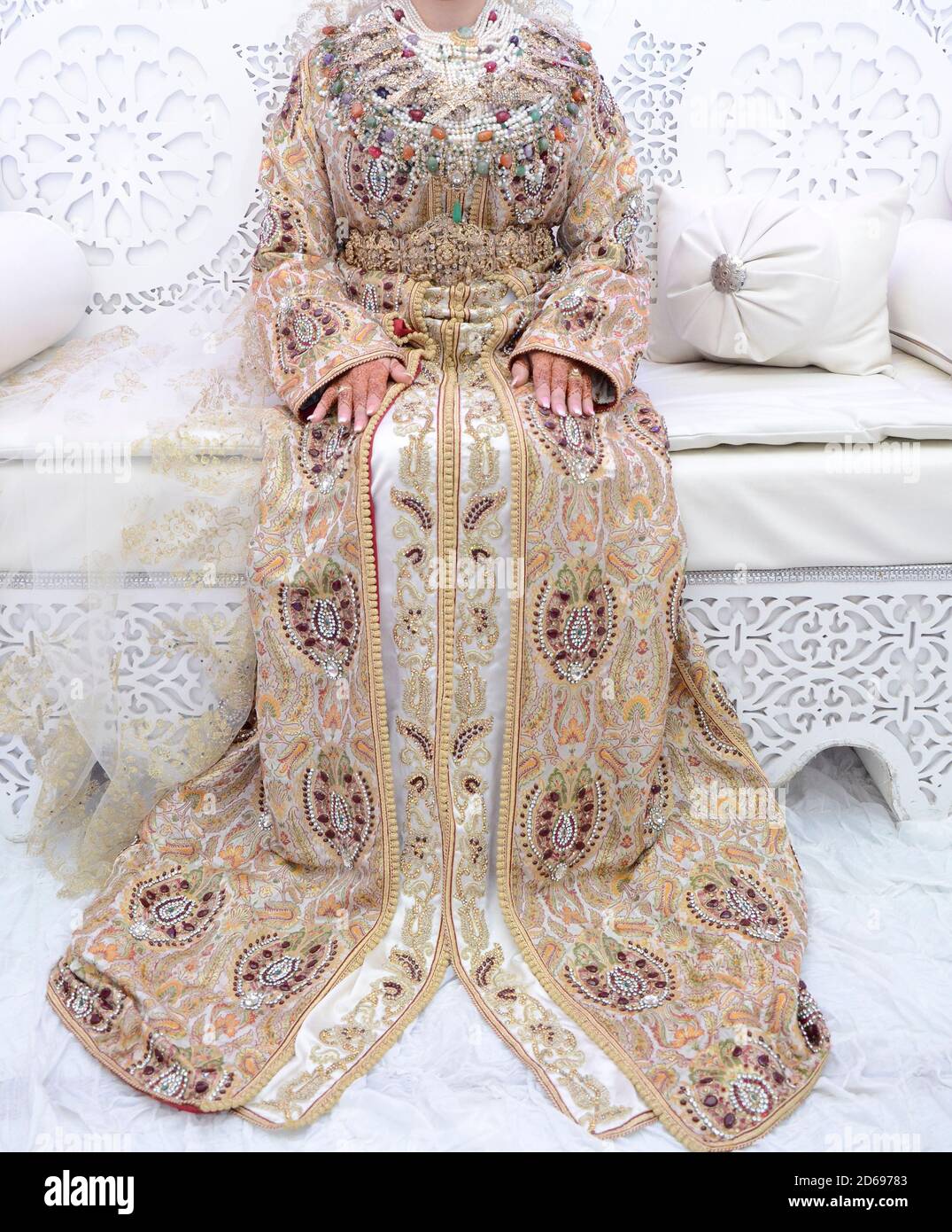 El vestido tradicional de la novia marroquí. Hermosa novia con caftán  marroquí y joyas preciosas Fotografía de stock - Alamy