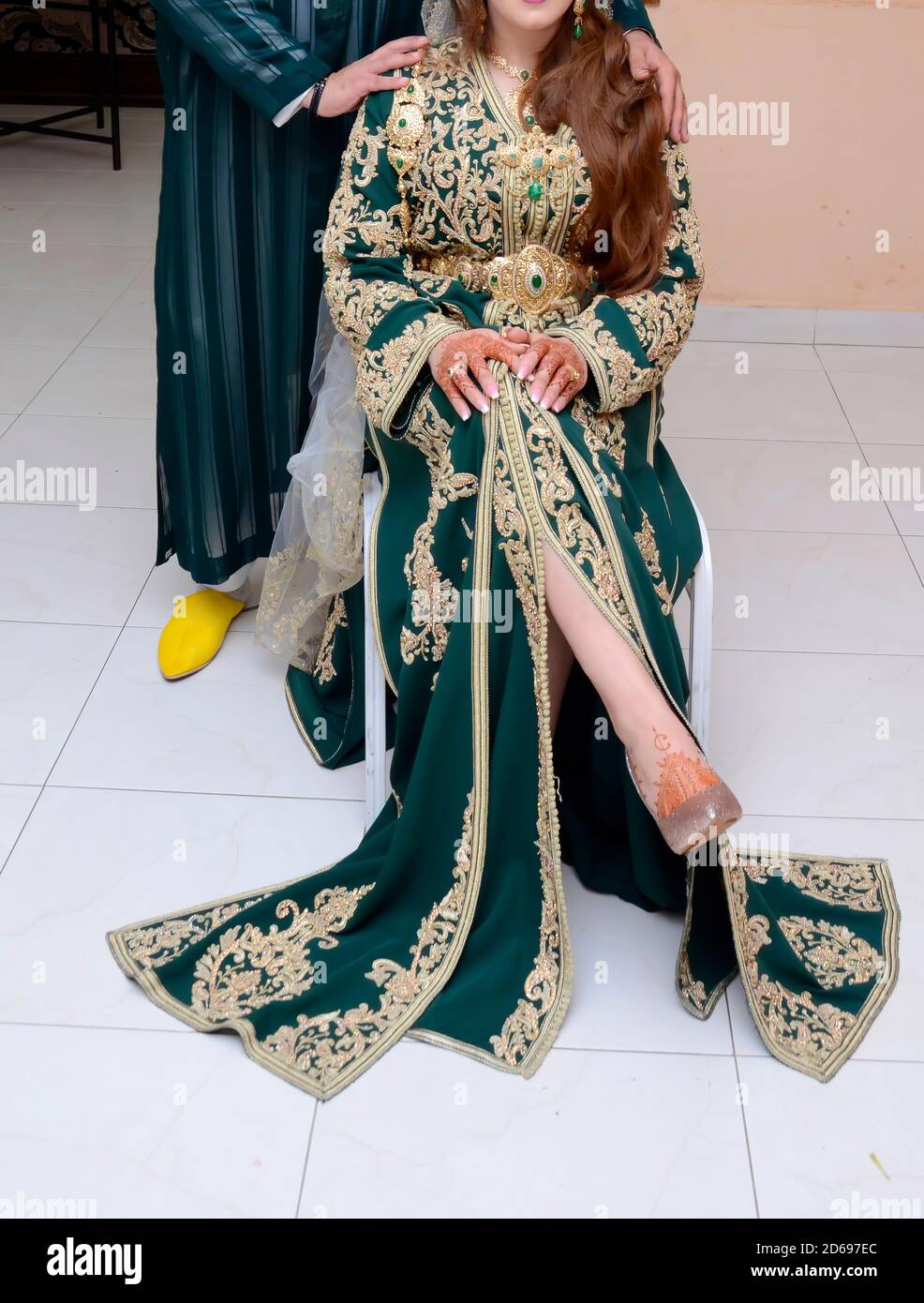 Novia marroquí y novio. Llevan vestido de boda tradicional. Boda marroquí.  Tradiciones árabes Fotografía de stock - Alamy