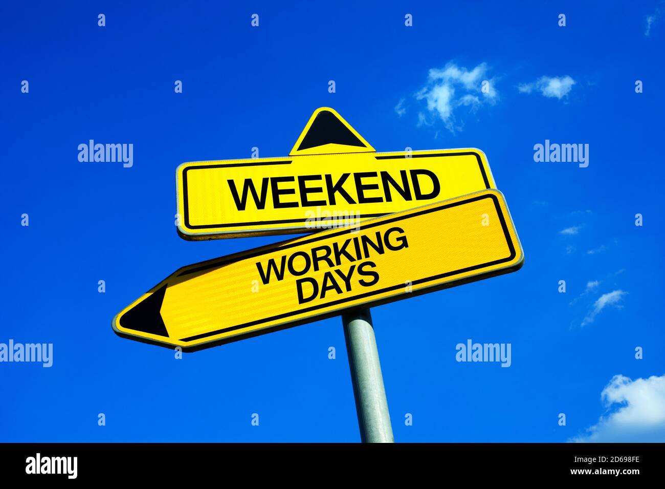 Fin de semana vs días de trabajo - señal de tráfico con dos opciones - fin  de la semana de trabajo y comienzo de los días libres después del viernes.  Sábado y