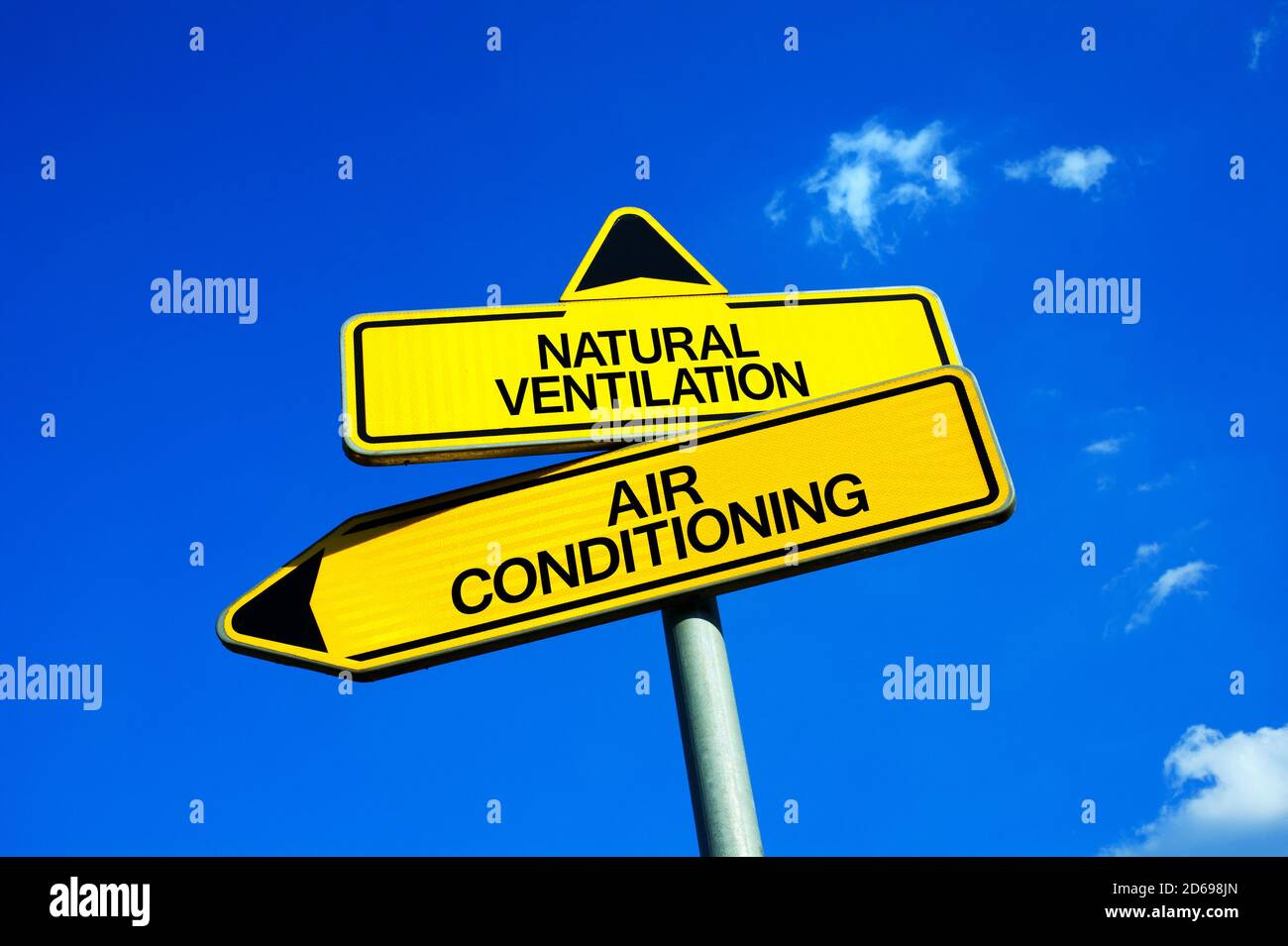 Ventilación natural vs Aire acondicionado - señal de tráfico con dos opciones - enfriamiento artificial y regulación de la temperatura interior vs refrigeración pasiva a Foto de stock