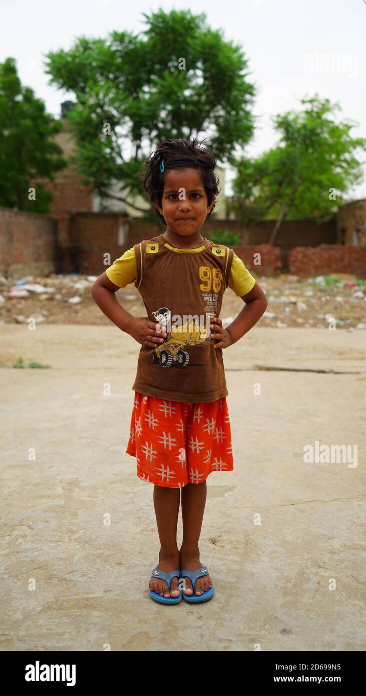 Sikar Rajasthan India Ago 2020 Feliz Y Sonriente Niña De Pueblo Indio De Pie Retrato De 
