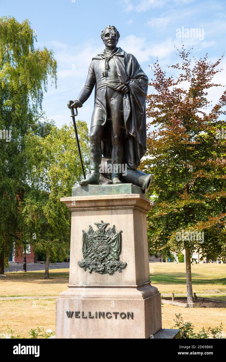 Estatua del primer duque de Wellington estatua Arthur Wellesley Por George Gammon Adams en la Catedral cerca Norwich Norfolk este Anglia Inglaterra Reino Unido GB Foto de stock