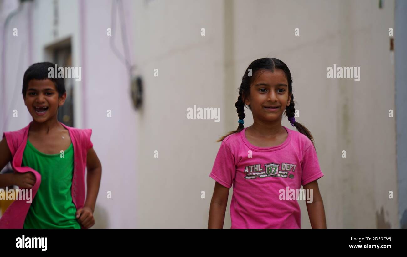 Sikar Rajasthan India Ago 2020 Feliz Y Sonriente Niña De Pueblo Indio De Pie Retrato De 