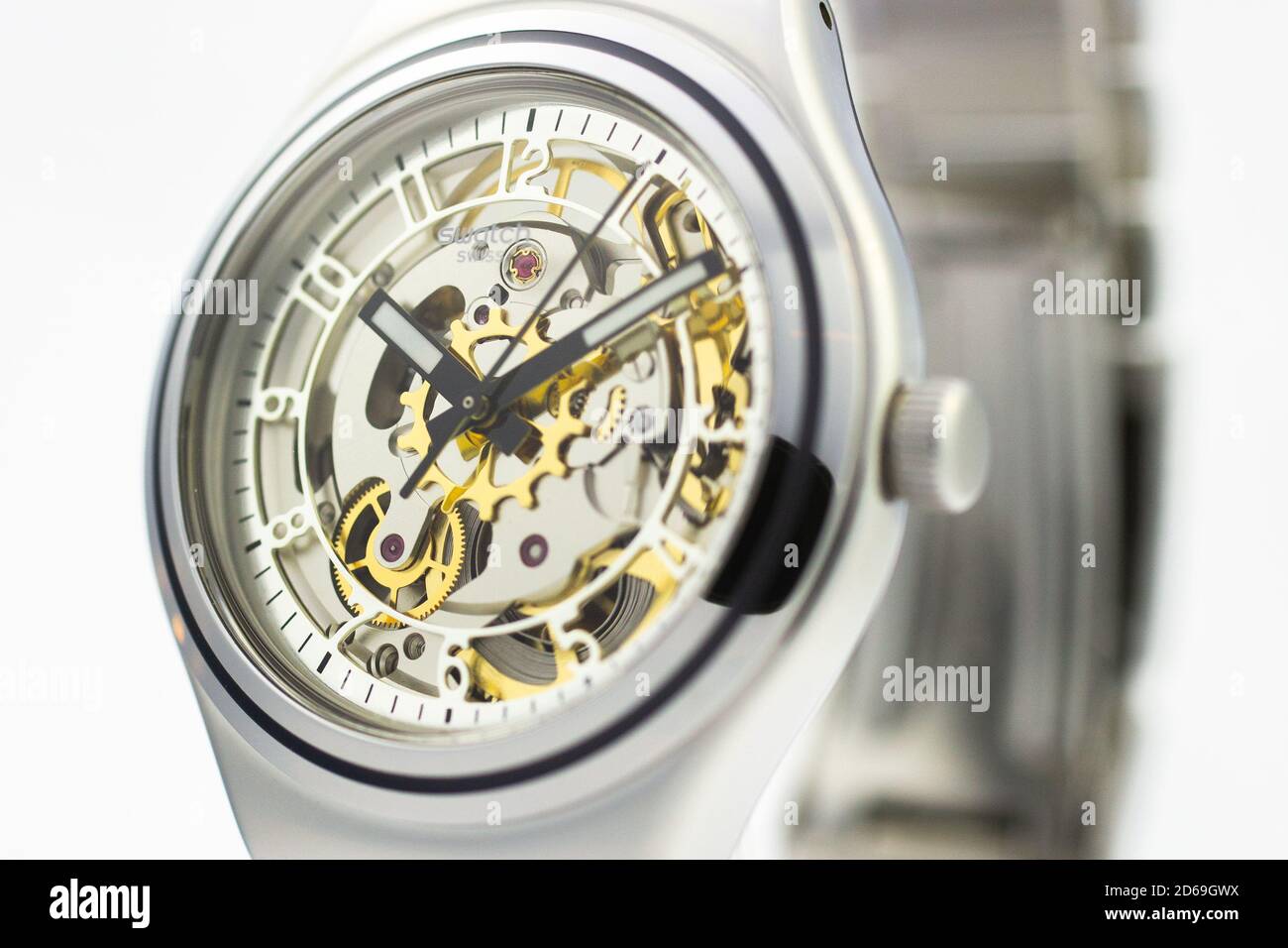 Nueva York, NY, EE.UU. 07.10.2020 - Swatch esqueleto mecánico reloj  mecanismo abierto Fotografía de stock - Alamy