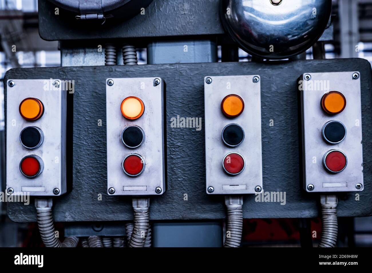imitar pub profundizar Panel de control industrial de fábrica con botones amarillos y rojos  Fotografía de stock - Alamy