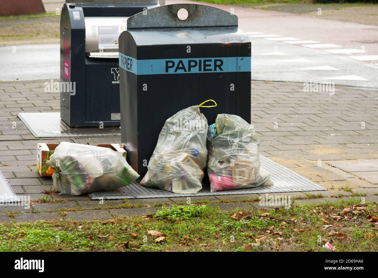 Arnhem, países Bajos - 3 de octubre de 2020: Bolsas de residuos junto al  contenedor de residuos en la calle Fotografía de stock - Alamy