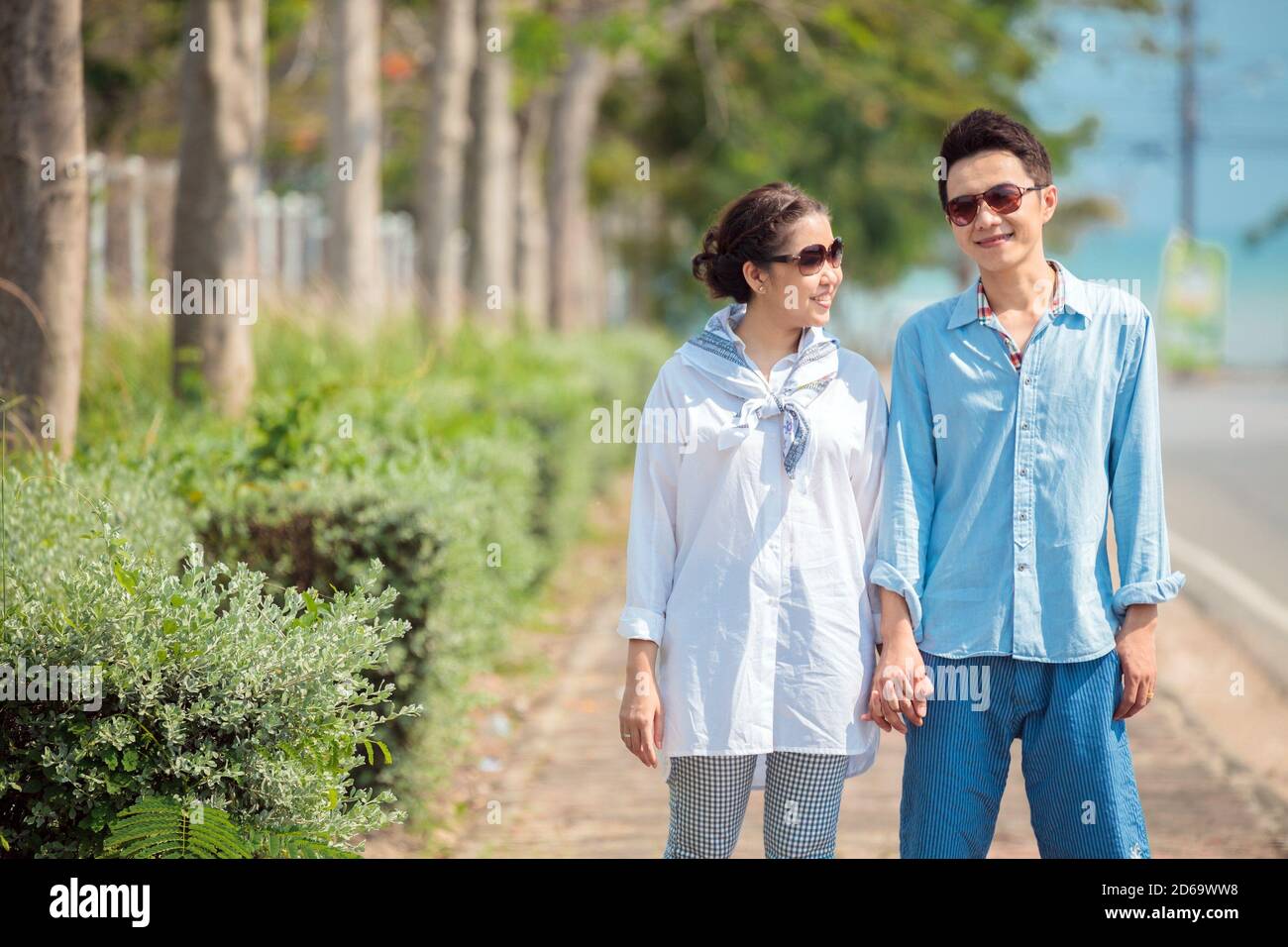 Parejas jóvenes felices caminando juntas. Foto de stock