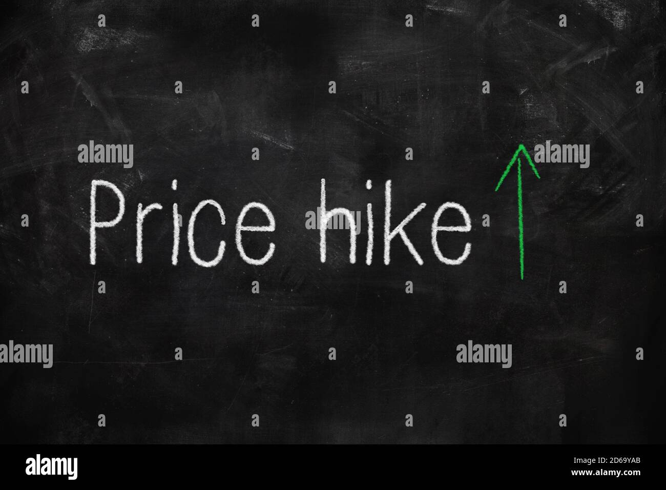 Subida de precios escrita con tiza blanca y verde en pizarra en el aula Foto de stock