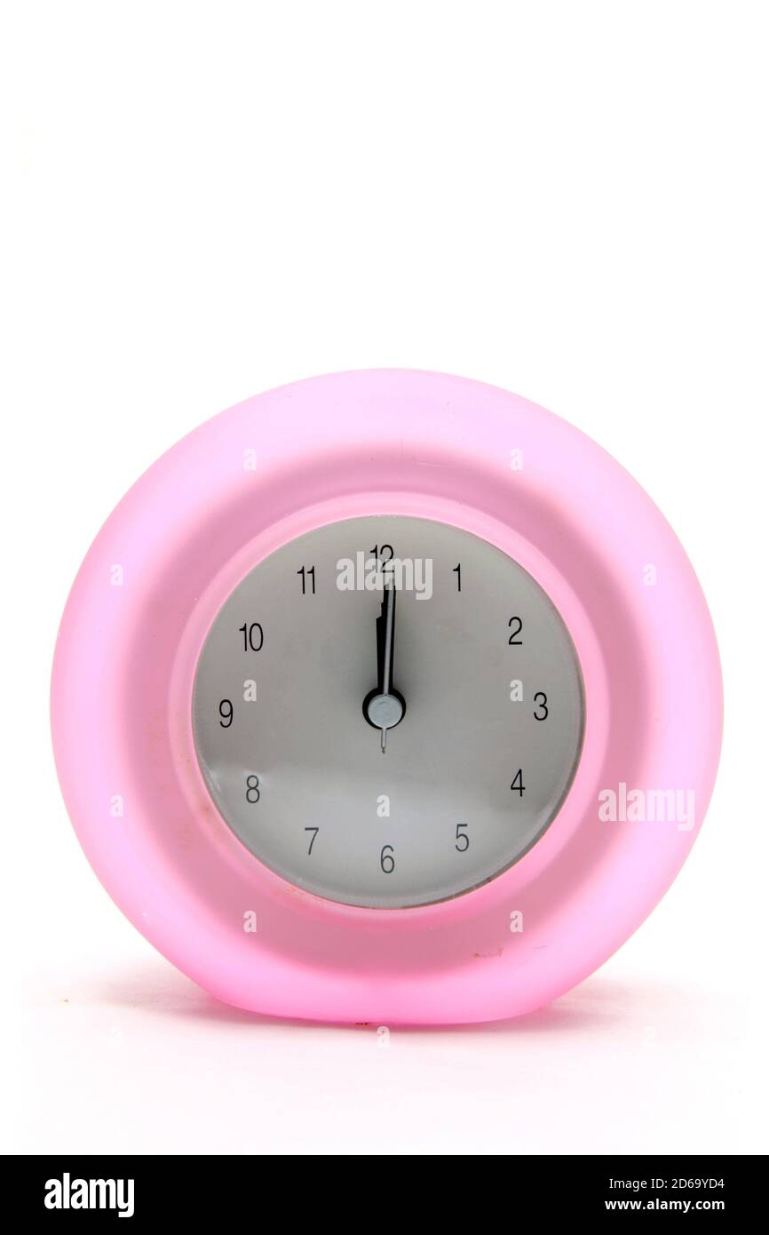 reloj despertador rosa redondo moderno con perspectiva frontal Fotografía  de stock - Alamy