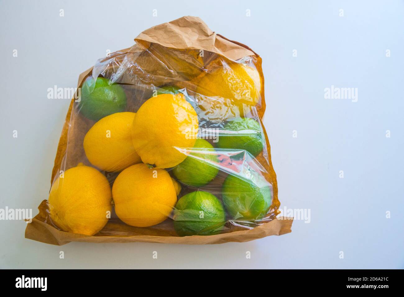 Limones y limas en una bolsa de plástico. Vida quieto Fotografía de stock -  Alamy