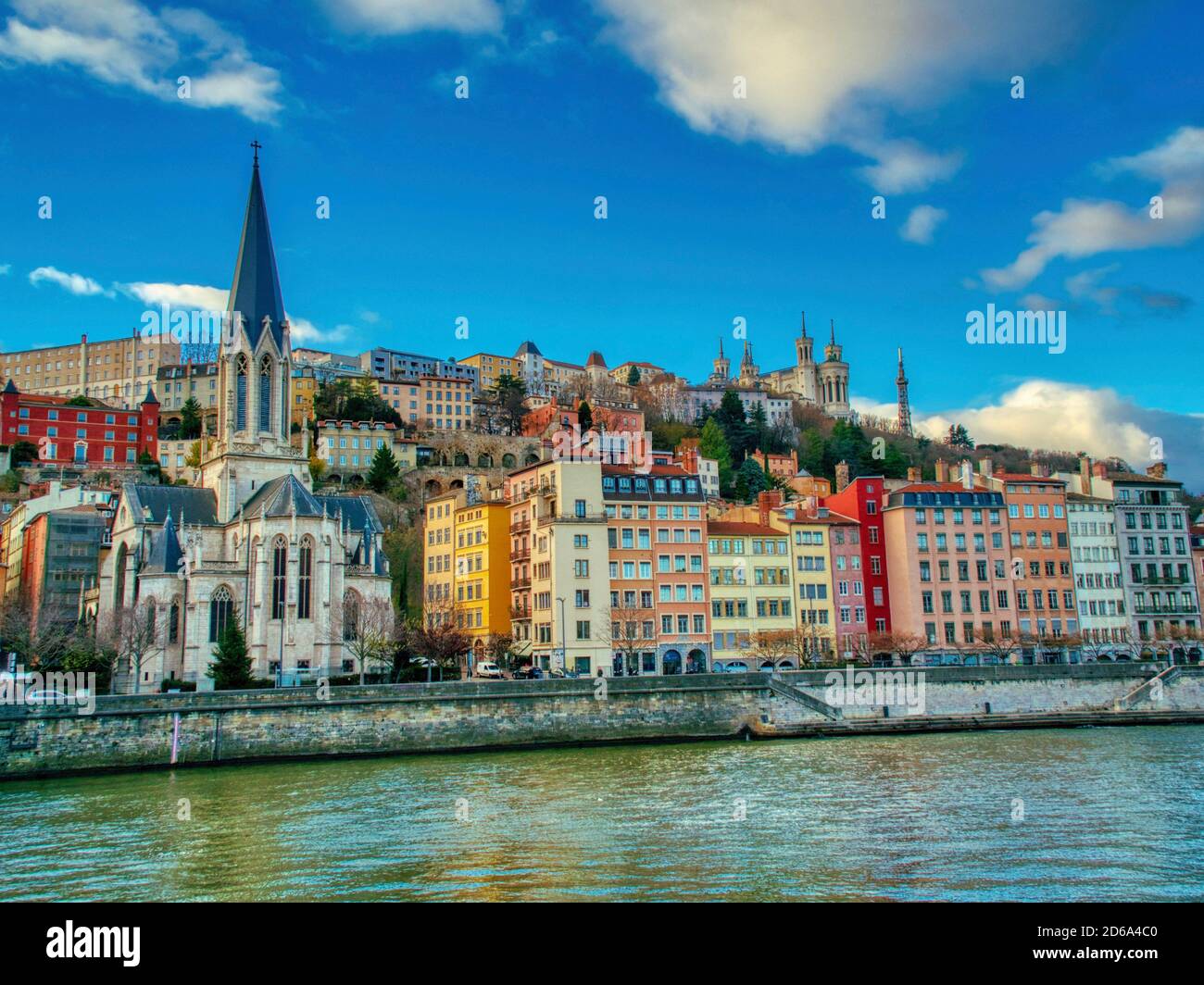 Vista a través del río Saone a Quai Romain Rolland, la Catedral de Saint-Jean-Baptiste, y la Basílica de Notre Dame de Fourviere, Lyon, Auvergne-Rh'ne-Alpes, Foto de stock