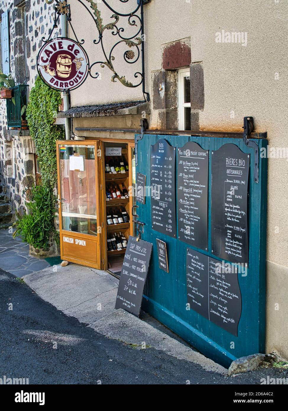 Entrada a una tienda de vinos, Salers, Departamento de Cantal, región de Auvernia, Francia. Foto de stock