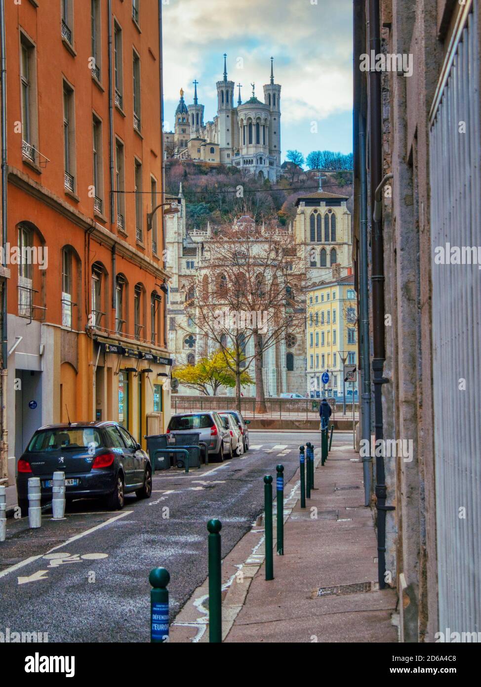 Vista a lo largo de la Rue dÕAmboise hasta la Basílica de Notre Dame de Fourviere, Lyon, Auvergne-Rh'ne-Alpes, Francia. Foto de stock
