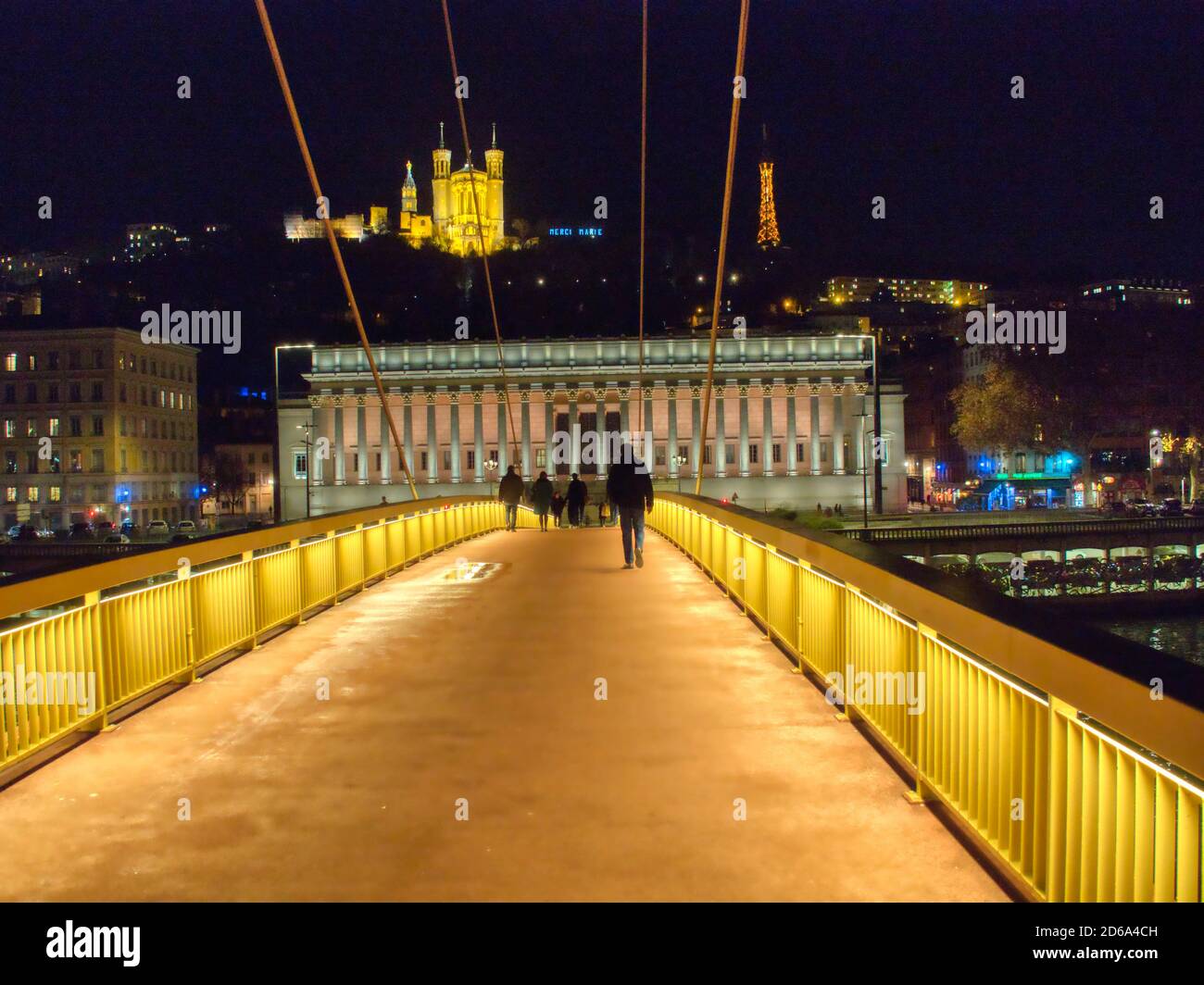 Vista a lo largo de Passerelle du Palais du Justice al juzgado y la Basílica de Notre Dame de Fourviere por la noche, Lyon, Auvergne-Rh'ne-Alpes, Francia. Foto de stock
