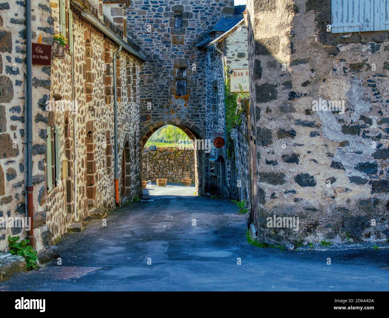 Rue de la Martille, Salers, Departamento de Cantal, región de Auvernia, Francia. Foto de stock