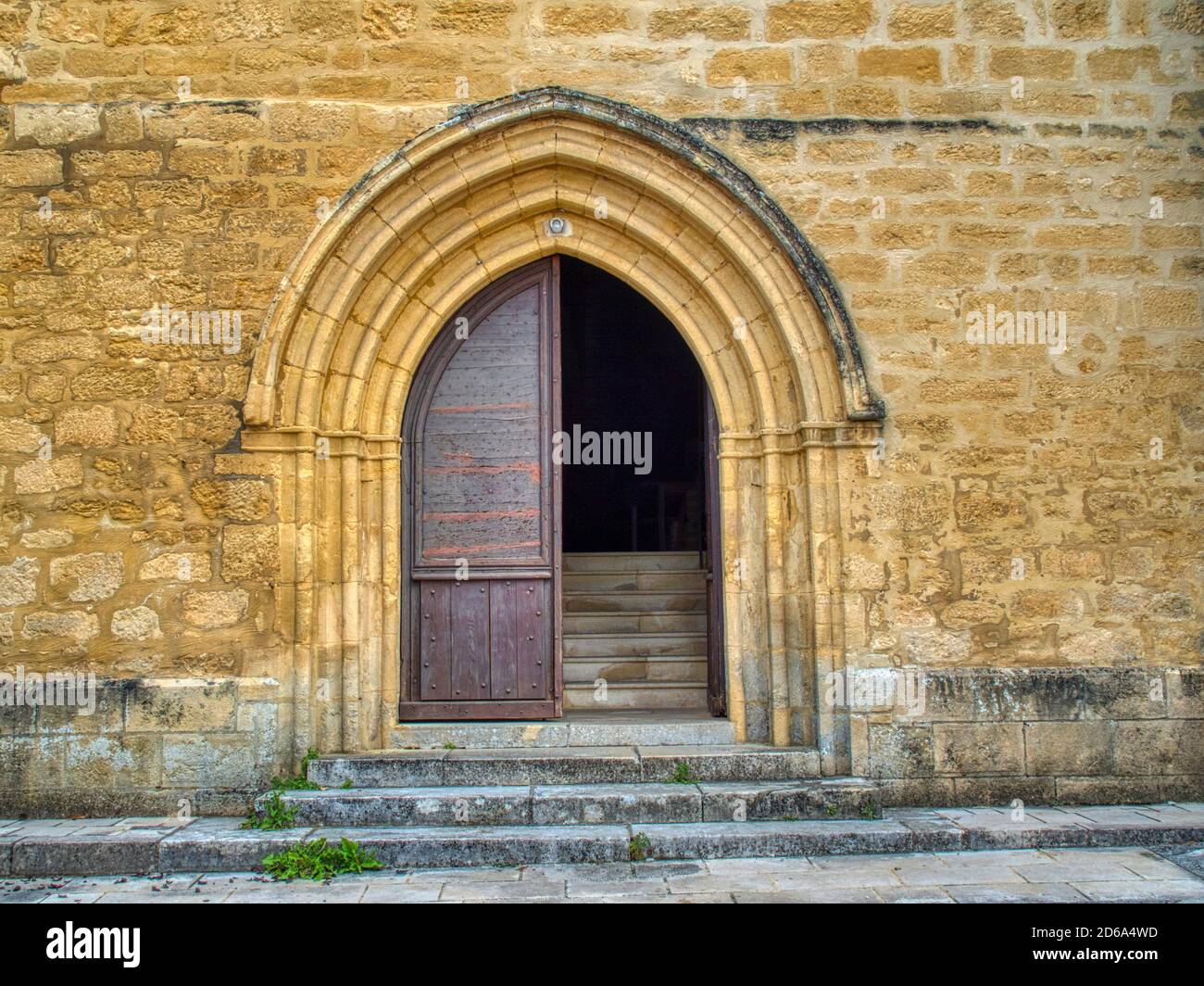Puerta abierta de la Iglesia de Santa Catalina, Carlux, departamento de Dordoña, Nouvelle Aquitania, Francia Fotografía de stock - Alamy Puerta abierta de la Iglesia de Santa Catalina, Carlux, departamento de Dordoña, Nouvelle Aquitania, Francia Fotografía de stock - Alamy